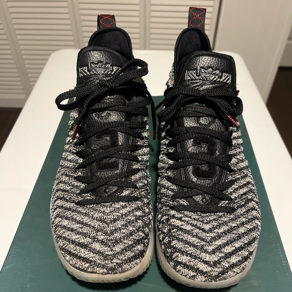 Nike LeBron XVI Oreo-Size 9.5